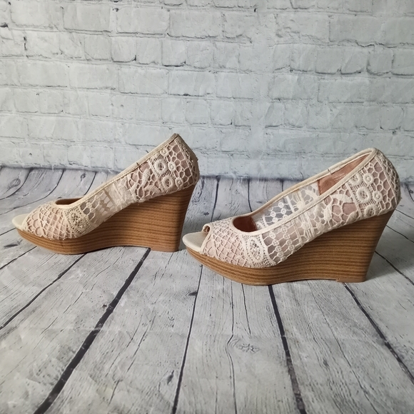 EUC American Eagle lacy wedge heels - 9 - Picture 6 of 9